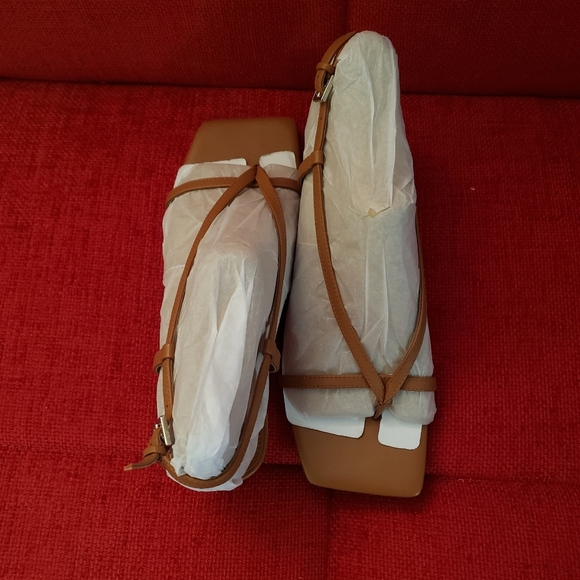 Calvin Klein Women's Willo Scrappy Leather Heel - Picture 6 of 8